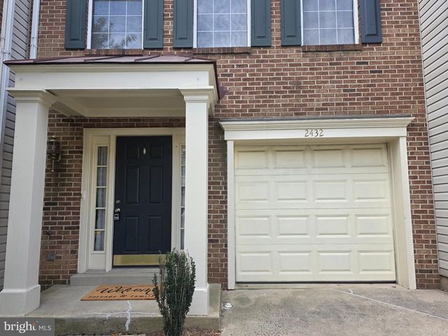 2432 CLOVER FIELD CIR, Herndon, VA 20171