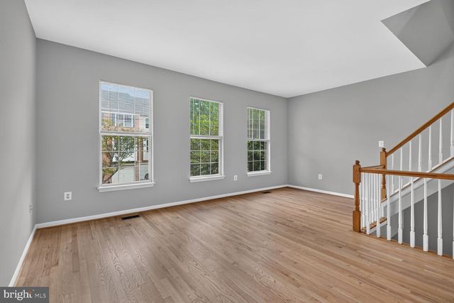 2432 CLOVER FIELD CIR, Herndon, VA 20171