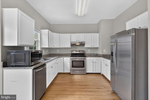 2432 CLOVER FIELD CIR, Herndon, VA 20171