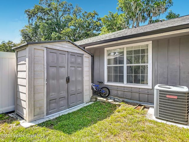 1046 W Samms Avenue, Port Orange, FL 32129