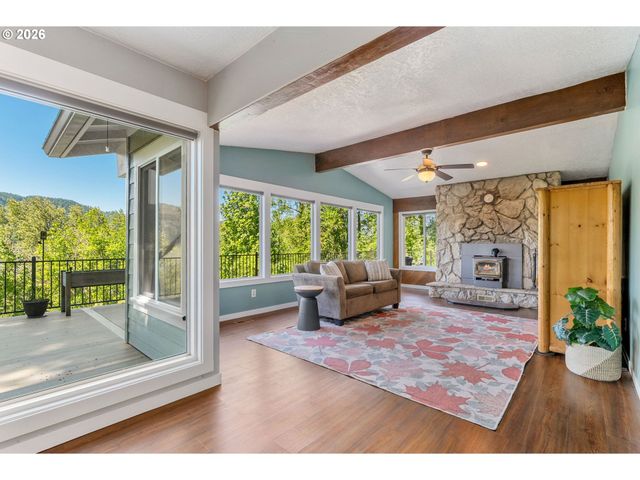 47645 E COLUMBIA RIVER Hwy, Corbett, OR 97019
