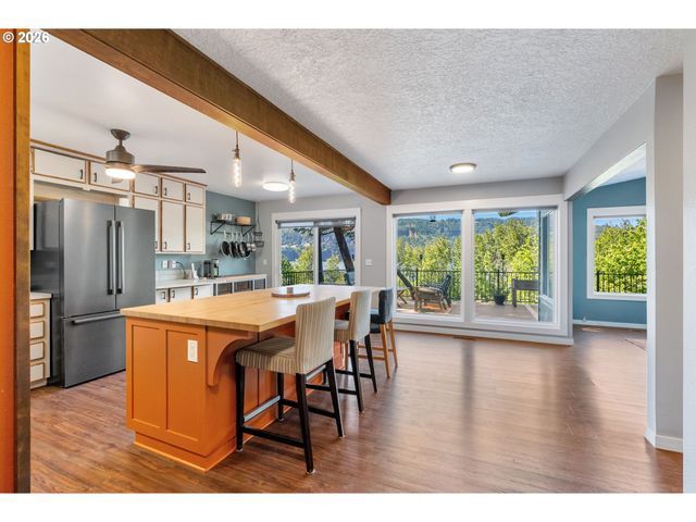 47645 E COLUMBIA RIVER Hwy, Corbett, OR 97019