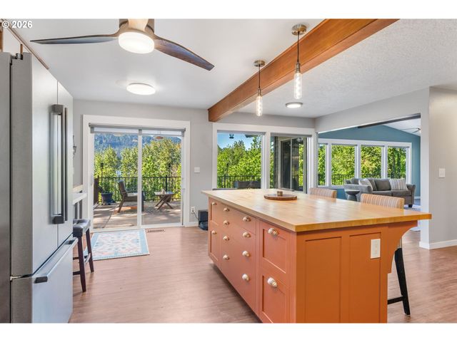 47645 E COLUMBIA RIVER Hwy, Corbett, OR 97019