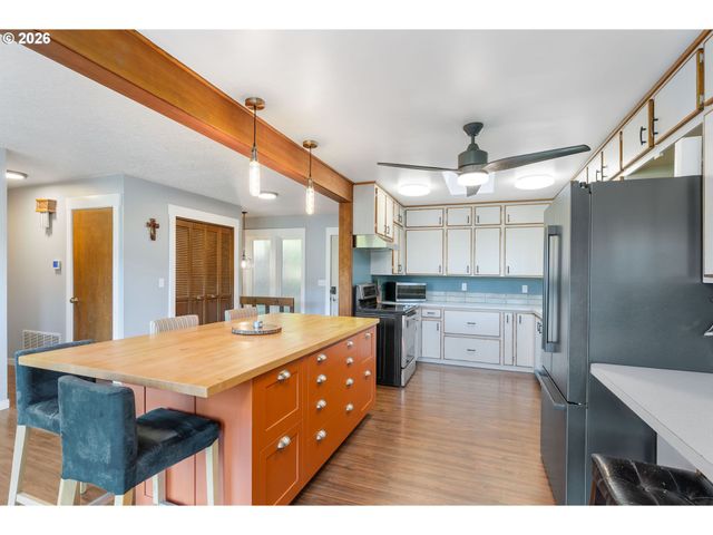 47645 E COLUMBIA RIVER Hwy, Corbett, OR 97019