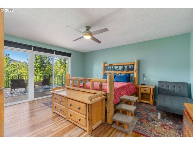 47645 E COLUMBIA RIVER Hwy, Corbett, OR 97019