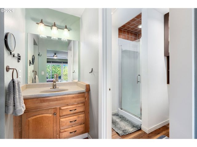 47645 E COLUMBIA RIVER Hwy, Corbett, OR 97019