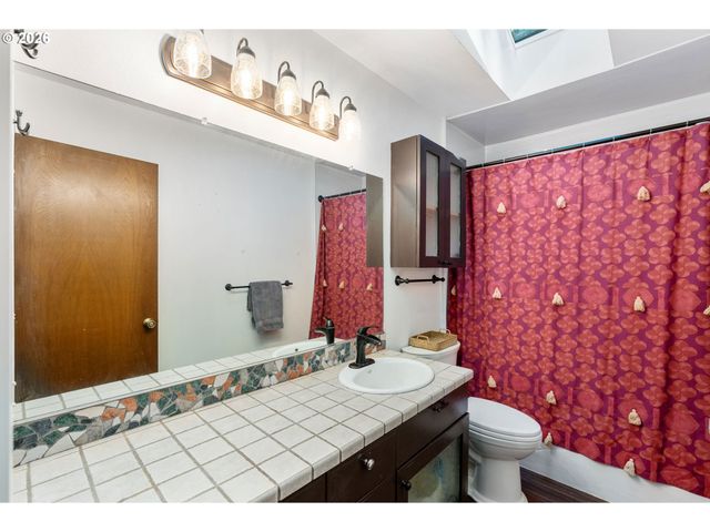 47645 E COLUMBIA RIVER Hwy, Corbett, OR 97019
