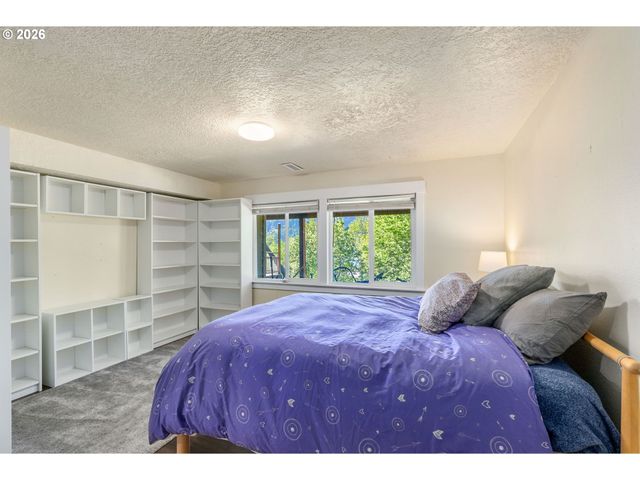 47645 E COLUMBIA RIVER Hwy, Corbett, OR 97019