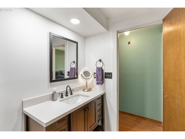 47645 E COLUMBIA RIVER Hwy, Corbett, OR 97019