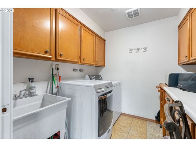 47645 E COLUMBIA RIVER Hwy, Corbett, OR 97019