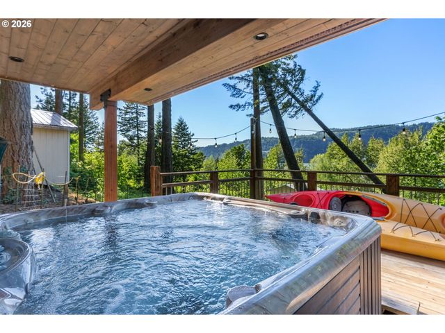47645 E COLUMBIA RIVER Hwy, Corbett, OR 97019