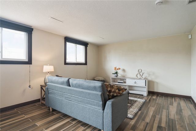 650 Olive Drive NW, Cedar Rapids, IA 52405