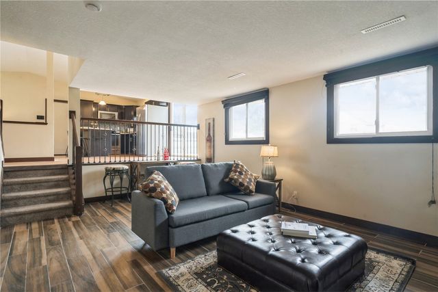 650 Olive Drive NW, Cedar Rapids, IA 52405