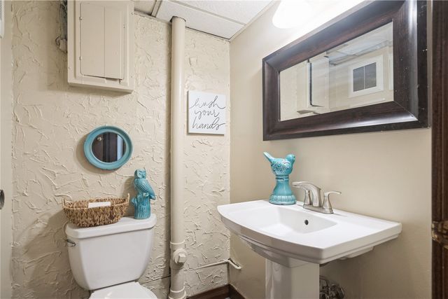 650 Olive Drive NW, Cedar Rapids, IA 52405