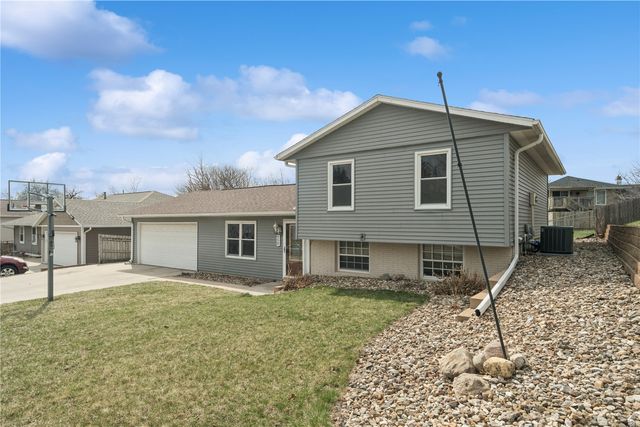 650 Olive Drive NW, Cedar Rapids, IA 52405