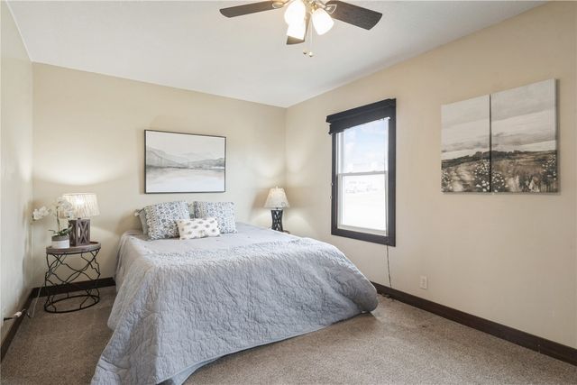 650 Olive Drive NW, Cedar Rapids, IA 52405