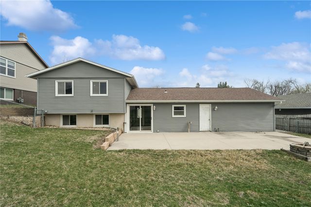 650 Olive Drive NW, Cedar Rapids, IA 52405