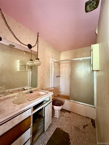 1015 W Carpenter Road, Flint, MI 48505