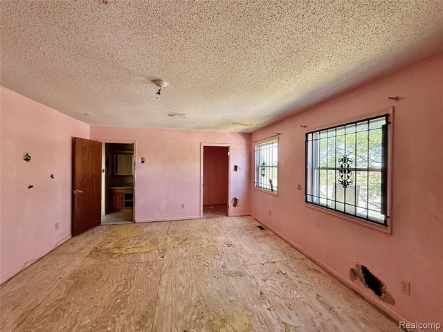 1015 W Carpenter Road, Flint, MI 48505