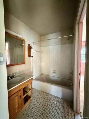 1015 W Carpenter Road, Flint, MI 48505