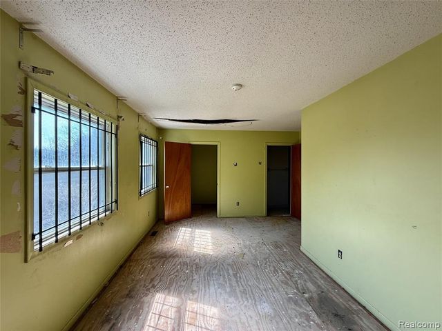 1015 W Carpenter Road, Flint, MI 48505