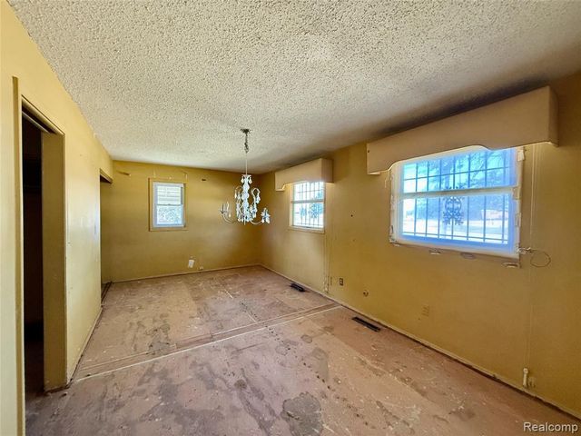 1015 W Carpenter Road, Flint, MI 48505