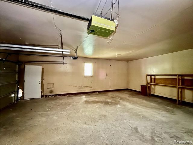 1015 W Carpenter Road, Flint, MI 48505