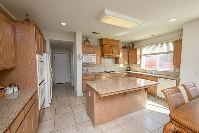 2809 E Omaha Avenue, Fresno, CA 93720