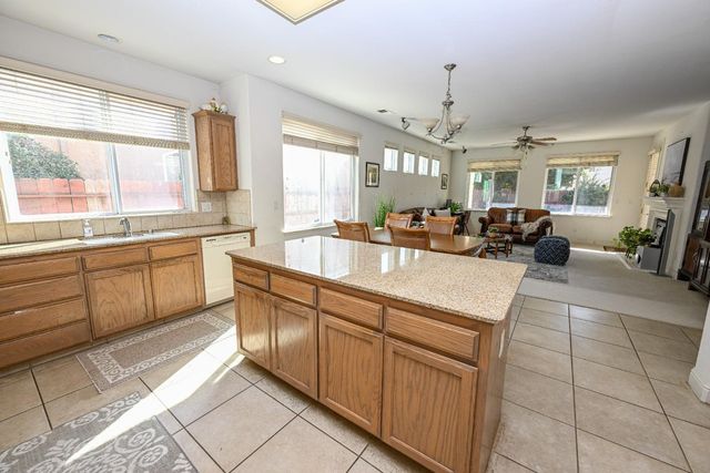2809 E Omaha Avenue, Fresno, CA 93720