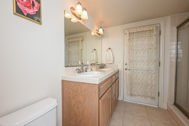 2809 E Omaha Avenue, Fresno, CA 93720