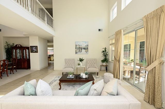 2809 E Omaha Avenue, Fresno, CA 93720