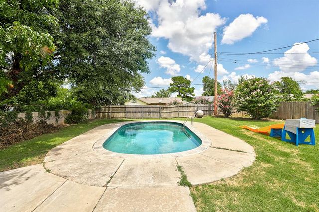 125 SW 11th Street, Moore, OK 73160