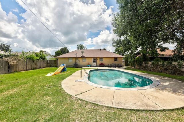 125 SW 11th Street, Moore, OK 73160
