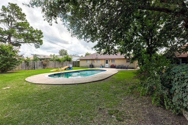 125 SW 11th Street, Moore, OK 73160