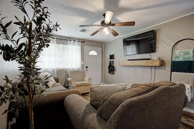 125 SW 11th Street, Moore, OK 73160