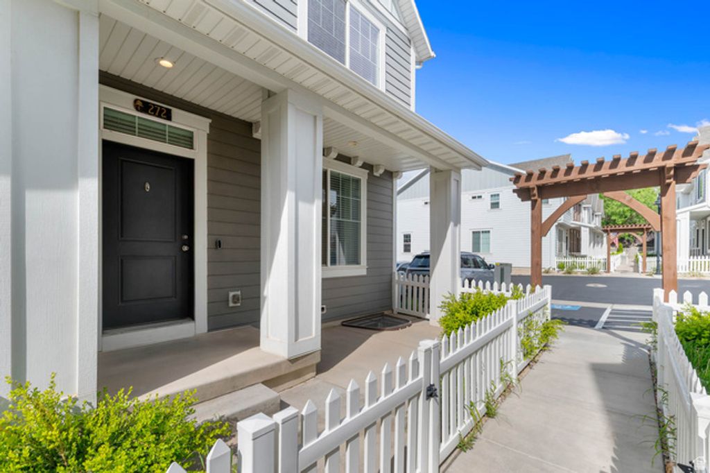 272 E KIRSTEN LN, North Salt Lake, UT 84054