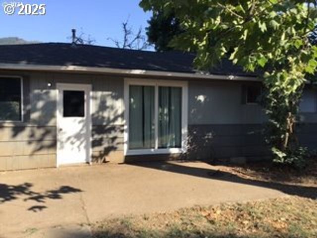 613 IRVING Dr, Myrtle Creek, OR 97457