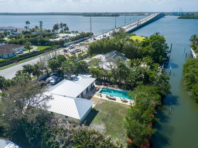 527 E Causeway Boulevard, Vero Beach, FL 32963