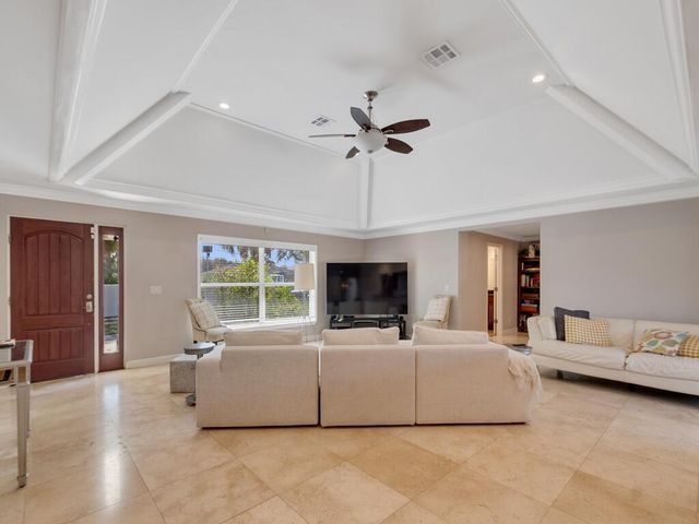 527 E Causeway Boulevard, Vero Beach, FL 32963