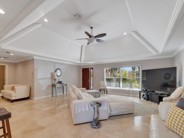 527 E Causeway Boulevard, Vero Beach, FL 32963