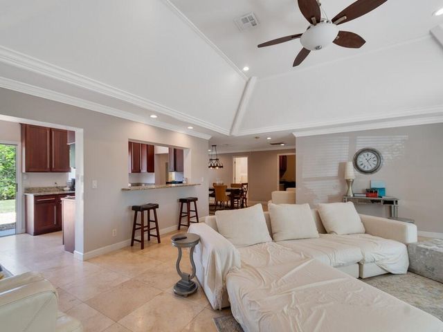 527 E Causeway Boulevard, Vero Beach, FL 32963