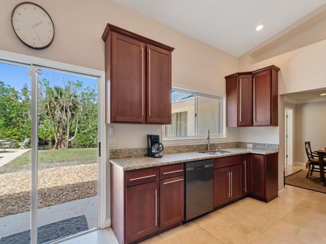 527 E Causeway Boulevard, Vero Beach, FL 32963