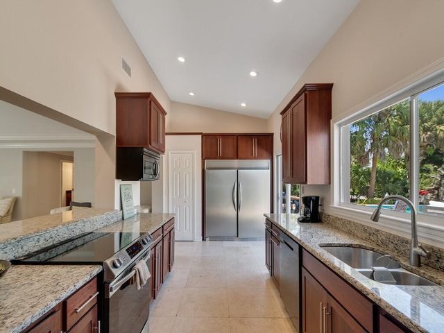 527 E Causeway Boulevard, Vero Beach, FL 32963
