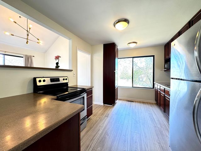 412 Deer Trail Hill B, Lake Barrington, IL 60010