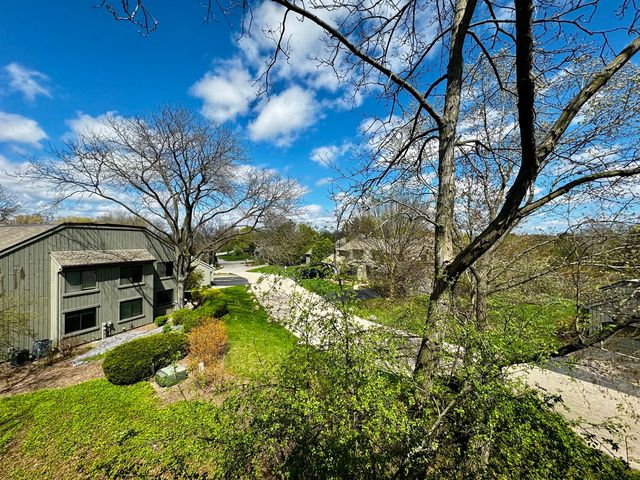 412 Deer Trail Hill B, Lake Barrington, IL 60010