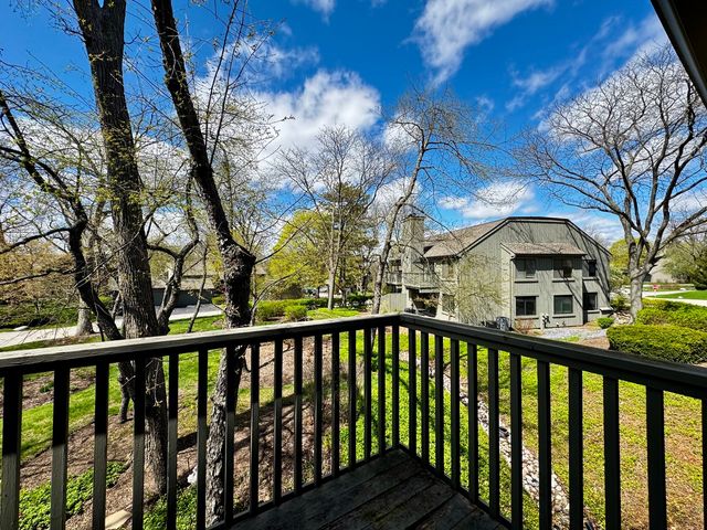 412 Deer Trail Hill B, Lake Barrington, IL 60010