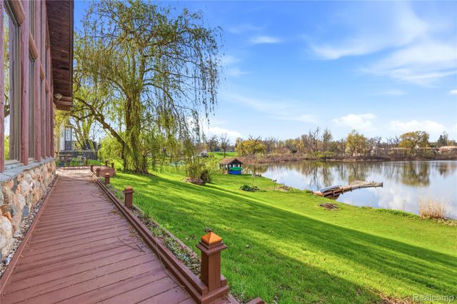16280 Softwater Lake Drive, Argentine Township, MI 48451
