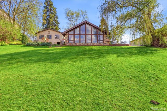 16280 Softwater Lake Drive, Argentine Township, MI 48451