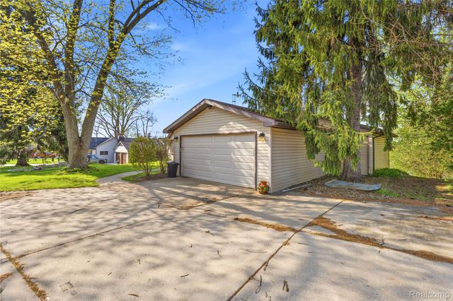 16280 Softwater Lake Drive, Argentine Township, MI 48451