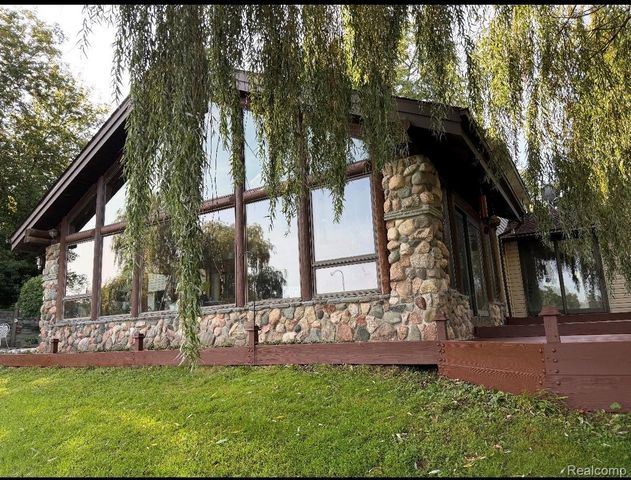 16280 Softwater Lake Drive, Argentine Township, MI 48451